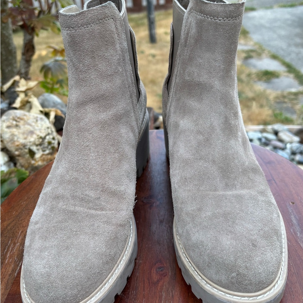 Dolce Vita size 8.5 Beige Suede Ankle Boots. NWOT